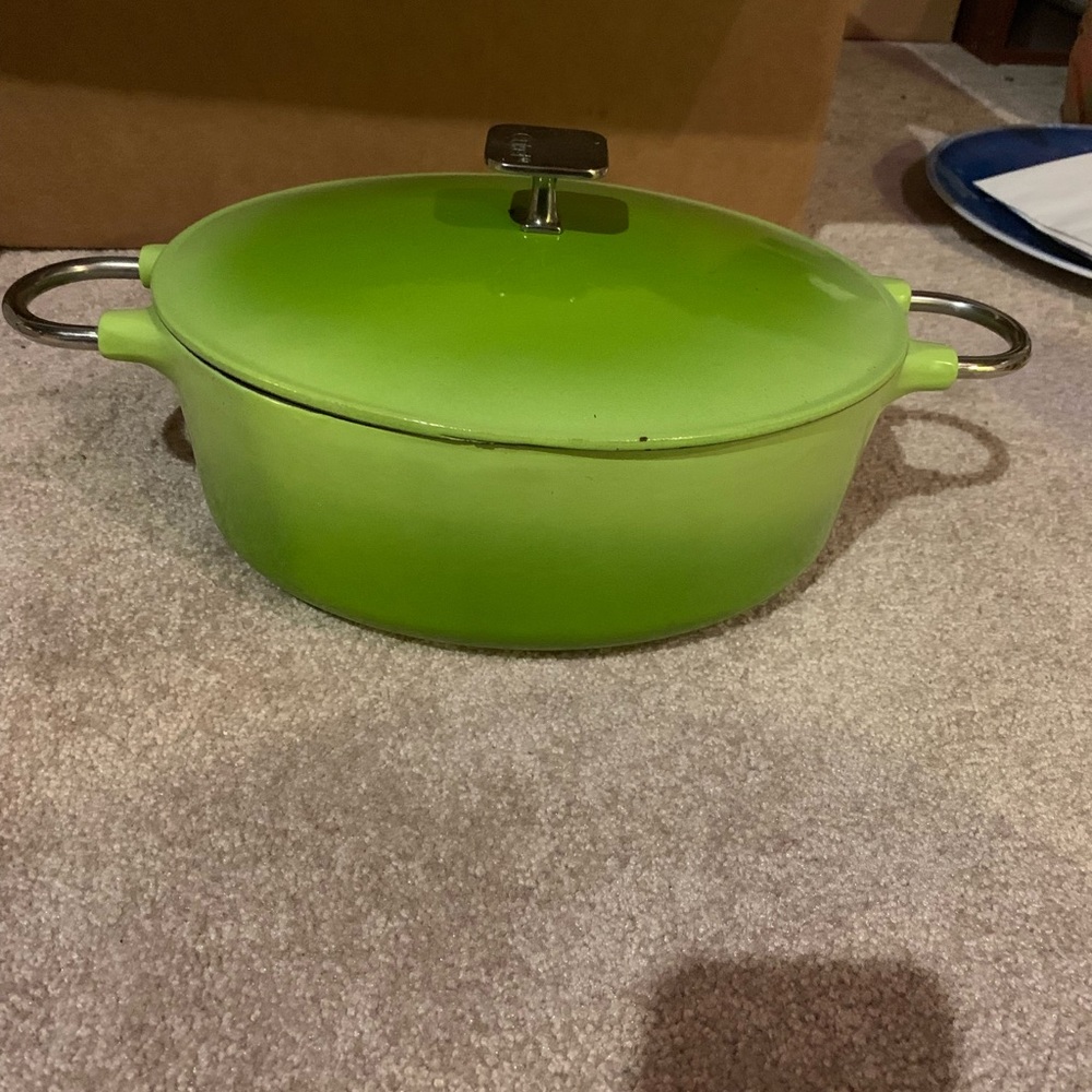 Cast iron pot